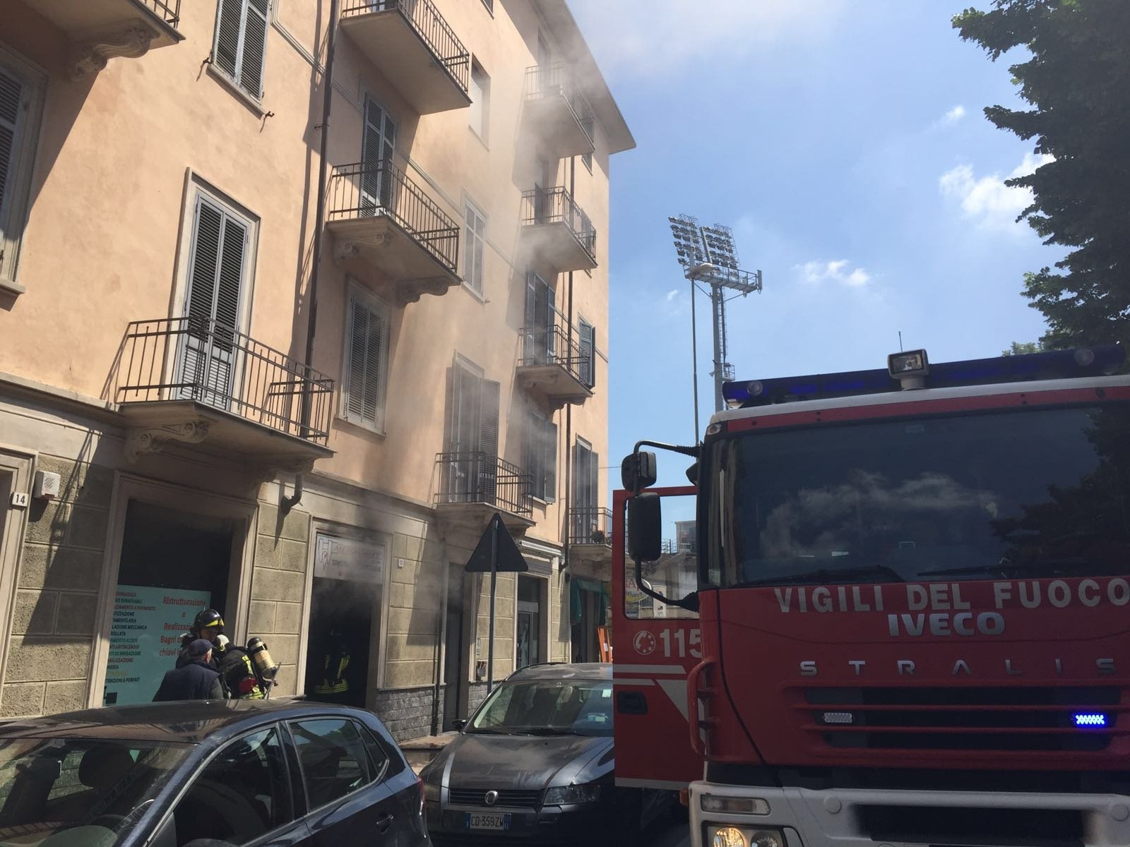 Completamente distrutto dalle fiamme negozio di termoidraulica ad Alessandria [VIDEO]