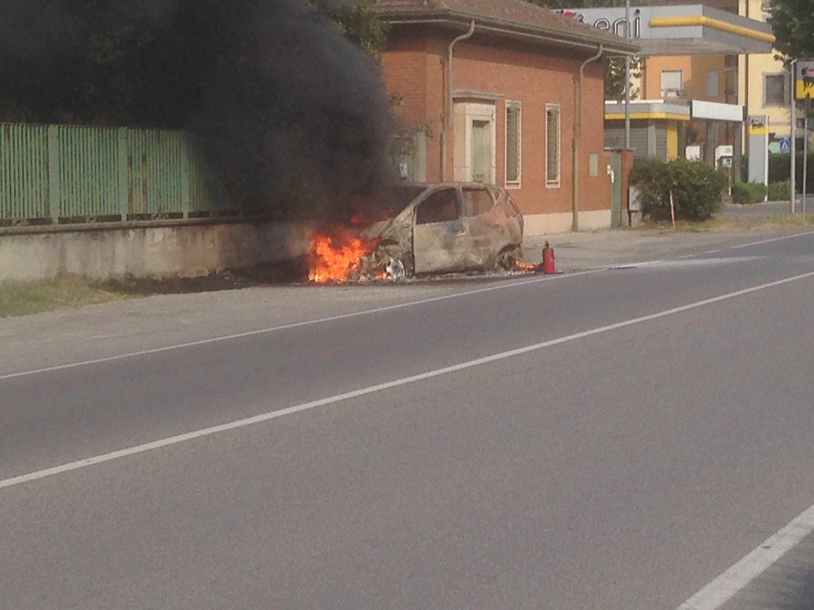 Arquata Scrivia: un’auto prende fuoco in via Roma