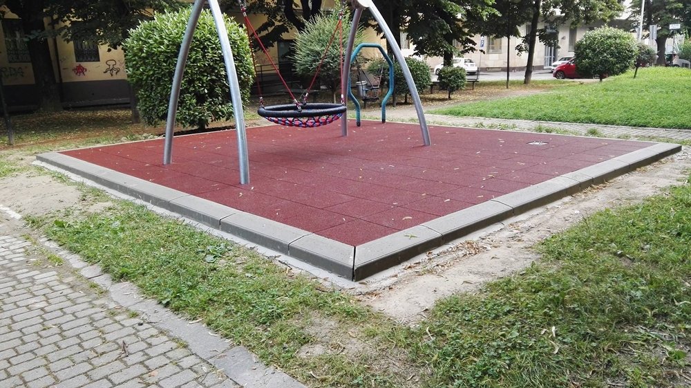Giochi per tutti nel parco di viale Oliva e una staccionata nuova per dividere l’area dalla strada