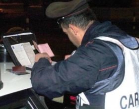Minaccia di dare fuoco all’auto dei Carabinieri dopo intervento per targa prova falsa