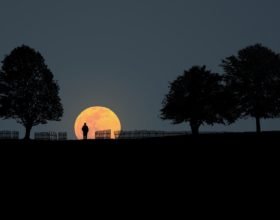 Una notte d’incanto: la luna piena in compagnia di Marte e Saturno saluta il solstizio