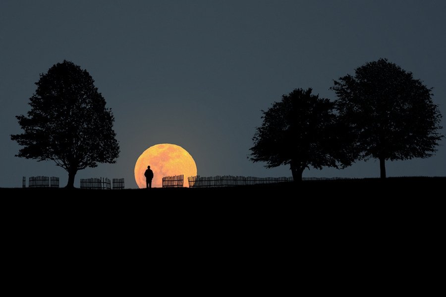 Una notte d’incanto: la luna piena in compagnia di Marte e Saturno saluta il solstizio