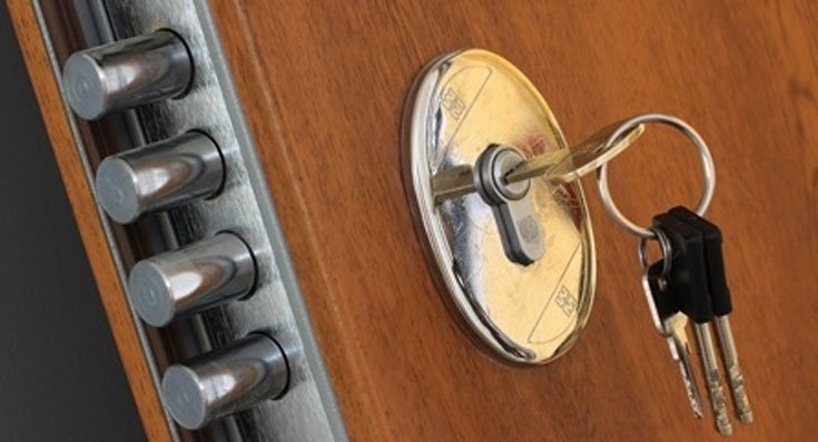 Sfila le chiavi di casa a un ovadese e prova a rubargli in casa: fermata in tempo dai Carabinieri