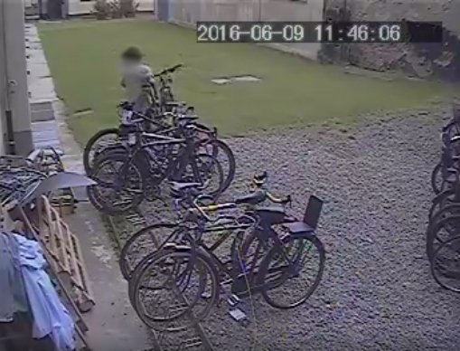 Pubblica su Fb i video dei due presunti ladri di biciclette: “Così tutti possono riconoscerli”