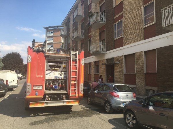 Incendio in una casa ad Alessandria: una persona intossicata [FOTO]