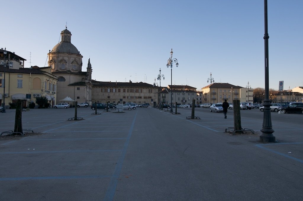 Controlli dei Carabinieri in piazza Castello a contrasto dei danneggiamenti e schiamazzi