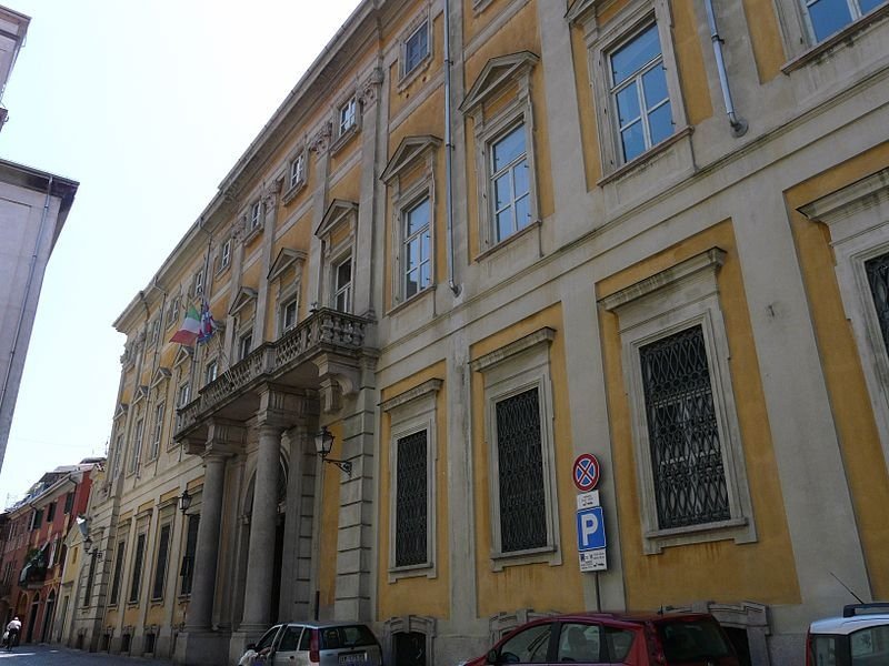 “Voglio una casa”: rompe con una pietra la vetrata del Palazzo Comunale di Valenza