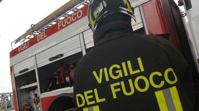 A fuoco un campo a Pietra Marazzi: otto case evacuate per precauzione