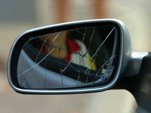 Rompe gli specchietti di un’auto in sosta: incastrata dalle videocamere