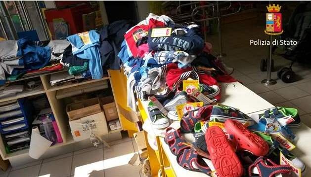 Sventato un furto di vestiti per bambini da Toy’s Store: quattro denunciati