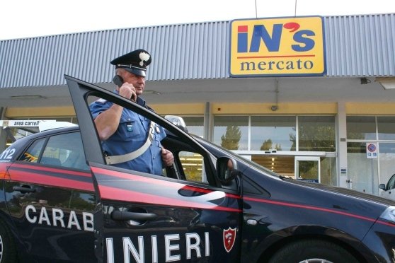 Si allontana dal supermercato con 60 euro di merce: fermato dai Carabinieri