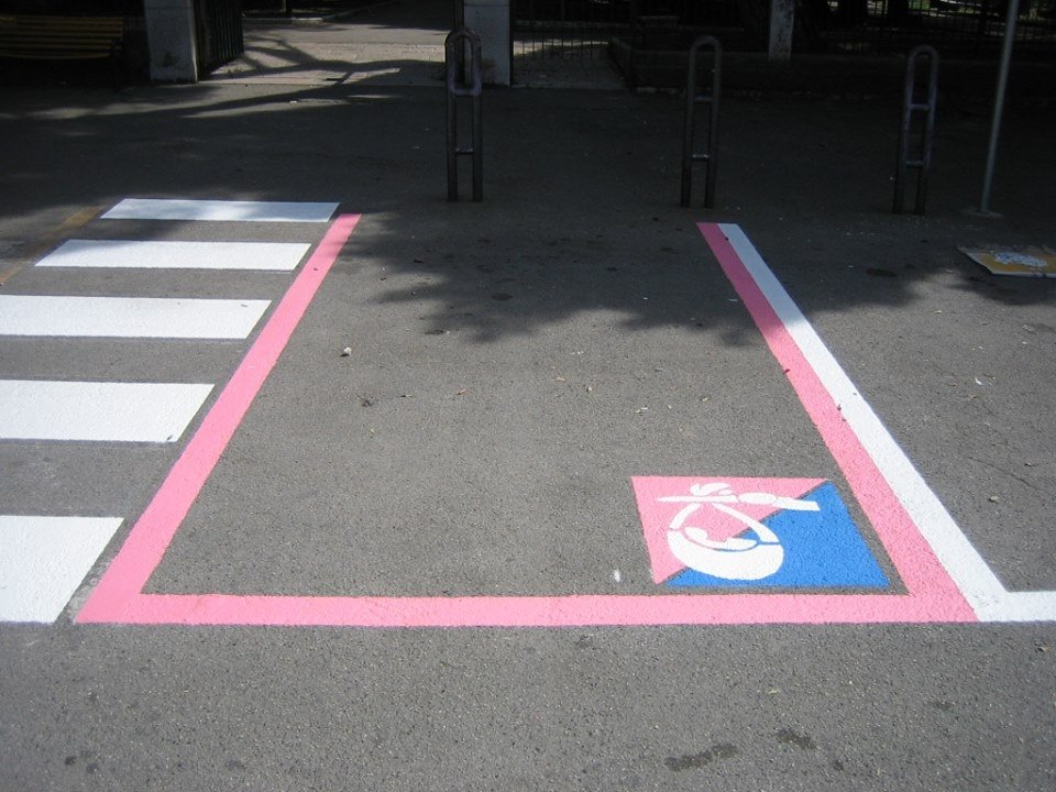 La Lega Nord propone “un gesto di cortesia” verso le mamme: tingere “di rosa” cinque parcheggi a Valenza