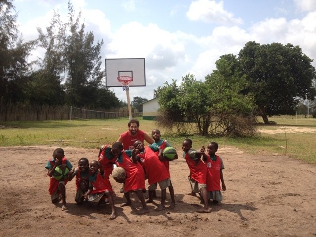 In Kenya un canestro e un pallone da basket per regalare un sorriso: la storia di coach Fabio Pozzi