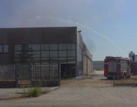 Spento l’incendio nell’ex capannone Agv di Spinetta [FOTO]
