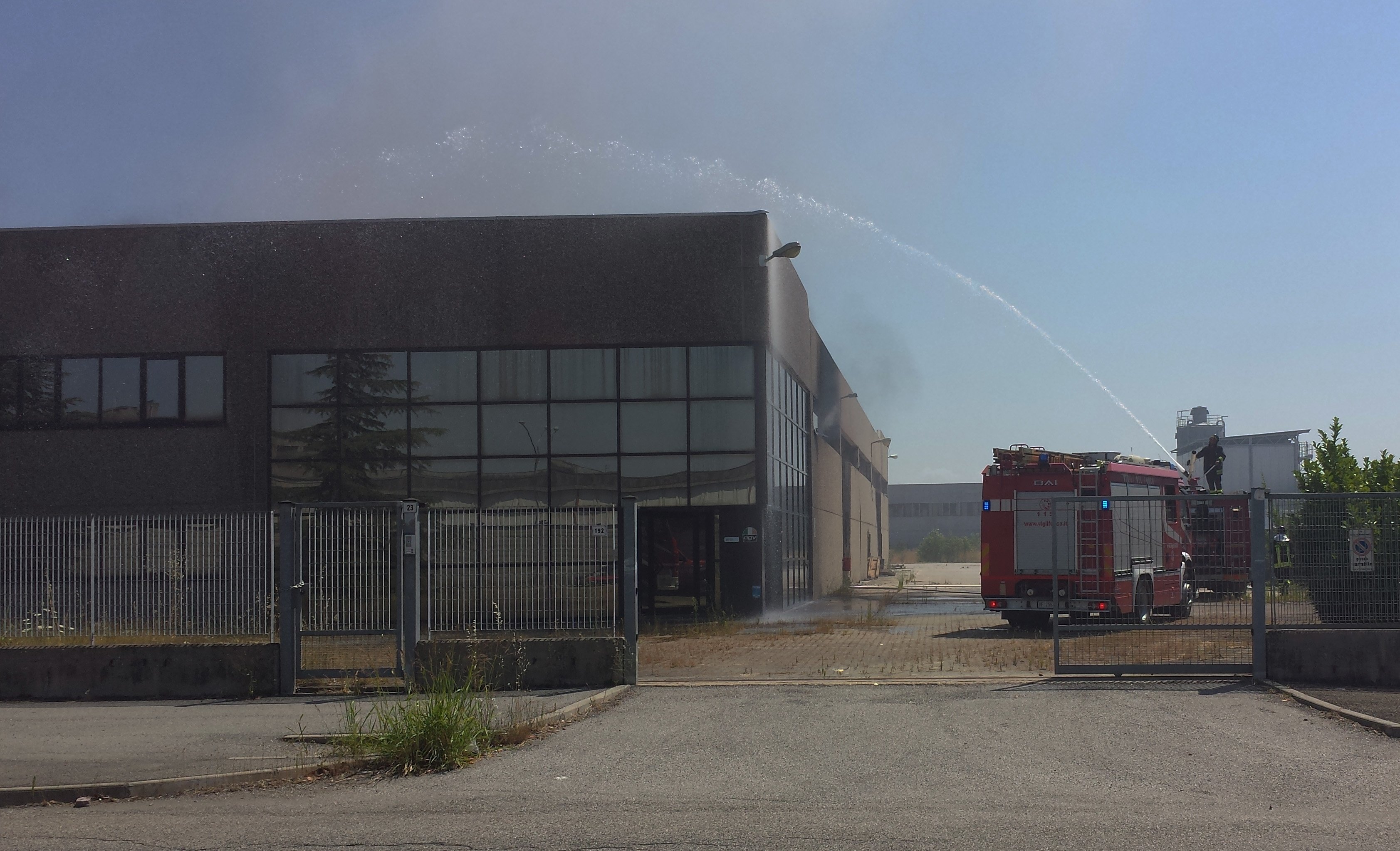 Spento l’incendio nell’ex capannone Agv di Spinetta [FOTO]
