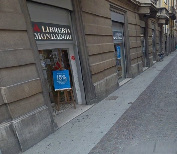 Malviventi spaccano la vetrina della Libreria Mondadori e scappano con l’incasso del fine settimana