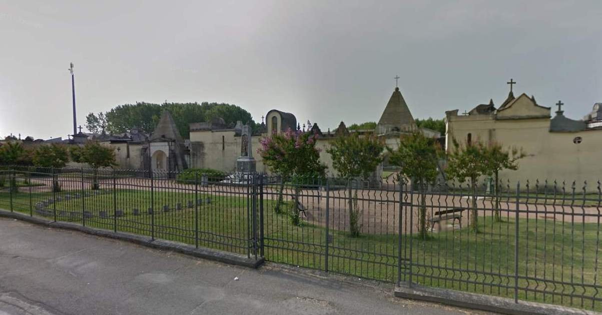Imbrattate due lapidi al cimitero di Morano sul Po. Il sindaco: “Una cosa ignobile”