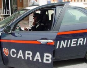 Dopo un litigio entra nell’abitazione del vicino di casa e lo aggredisce