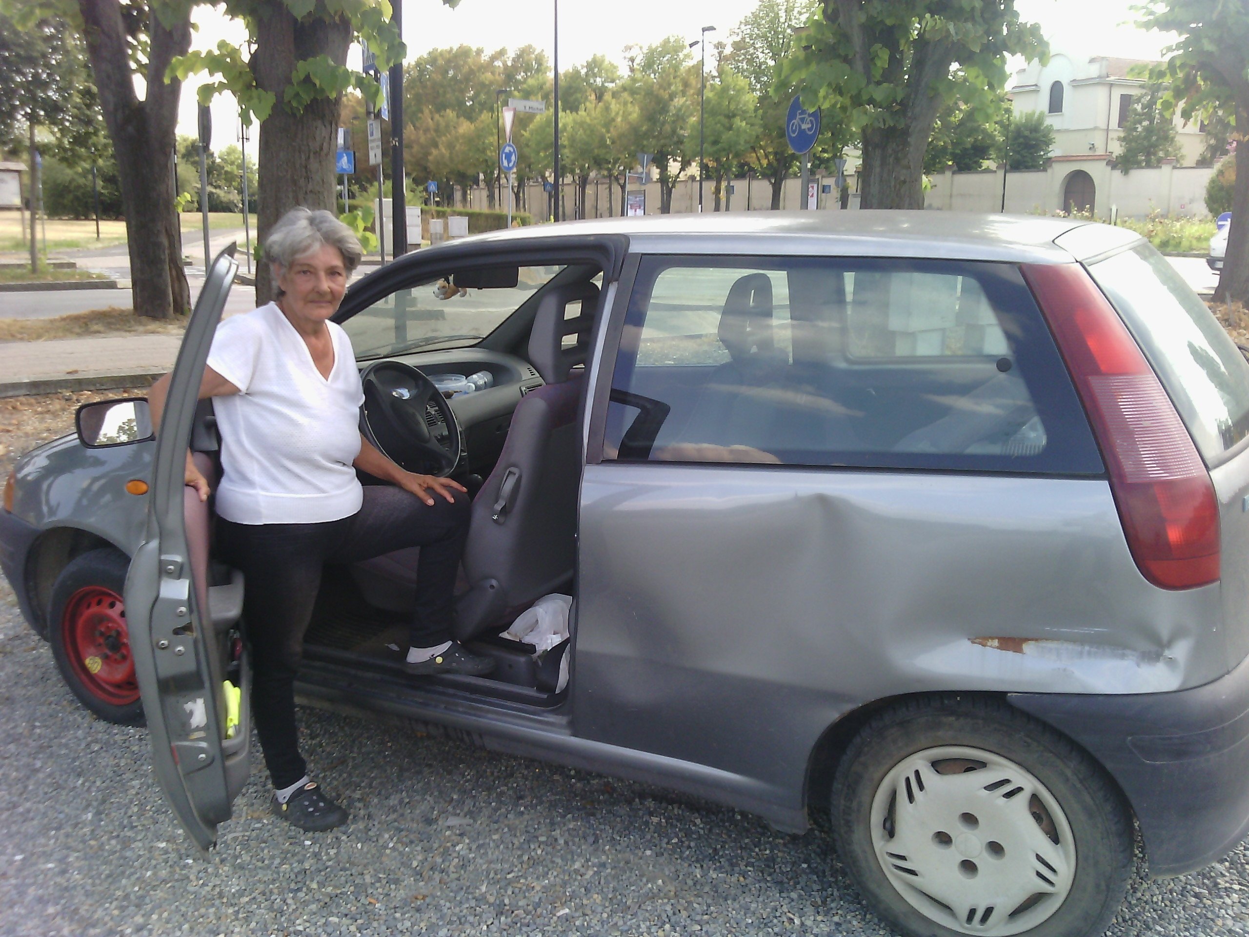 La sua auto è diventata l’unico tetto sulla testa: la storia di Giovanna
