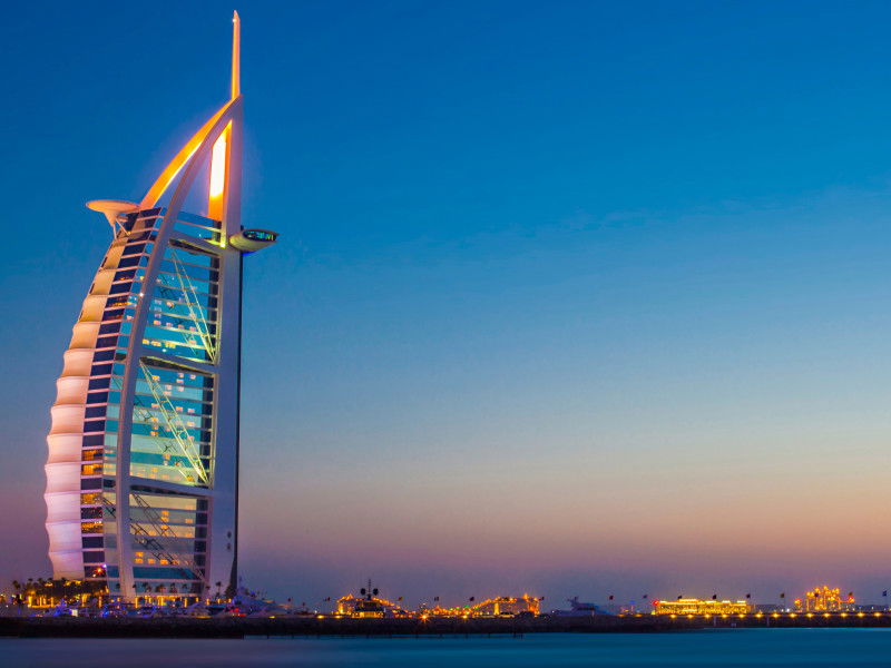 “Un’altra notte di attacchi e bombardamenti a Dubai”