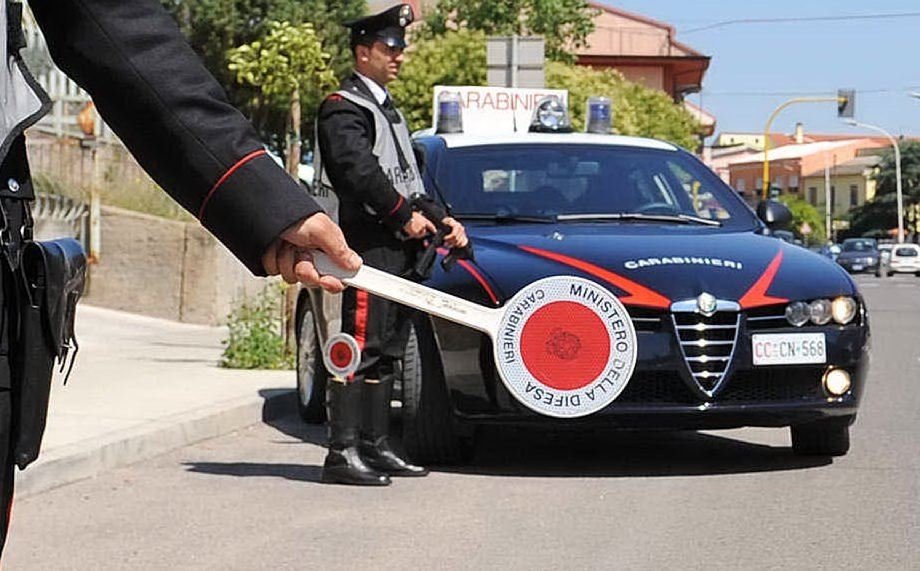 Prende l’auto sottoposta a sequestro ma viene scoperto dai Carabinieri