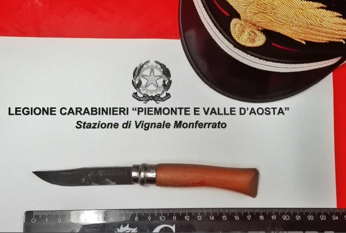 Sorpreso dai Carabinieri con un coltello e in sella a un motorino rubato: denunciato
