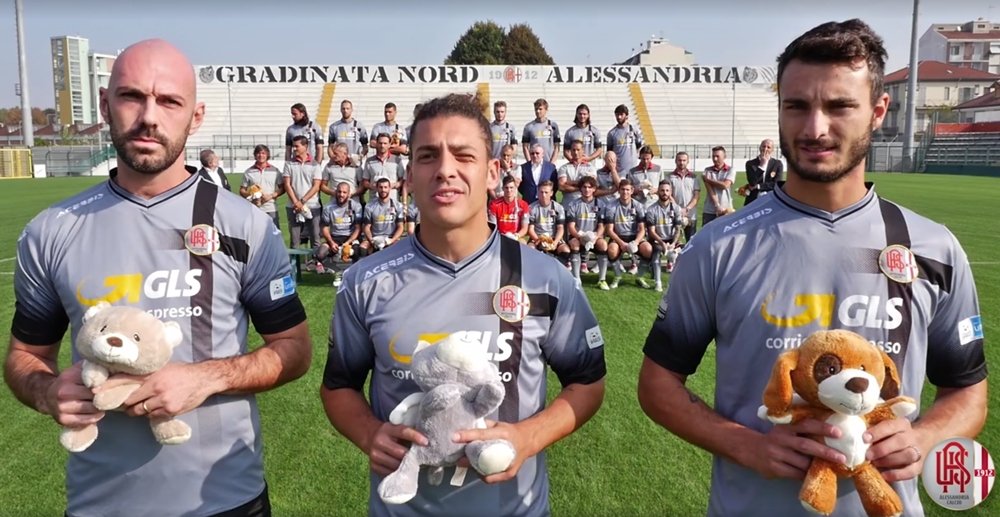Le istruzioni per il ‘Grey bear toss’ le danno i giocatori dell’Alessandria calcio