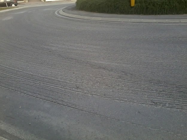 Doppia curva di via Vecchia Bagliani: il Comune pronto a “grattare” l’asfalto per aumentare l’aderenza