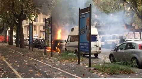 Auto in fiamme in Corso Teresio Borsalino ad Alessandria [VIDEO]