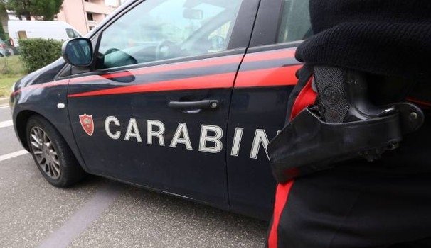 Riconosce i Carabinieri e getta via un panetto di hashish: rincorso e bloccato nei pressi di via Verona