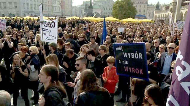 Anche ad Alessandria la protesta “in nero” delle donne polacche