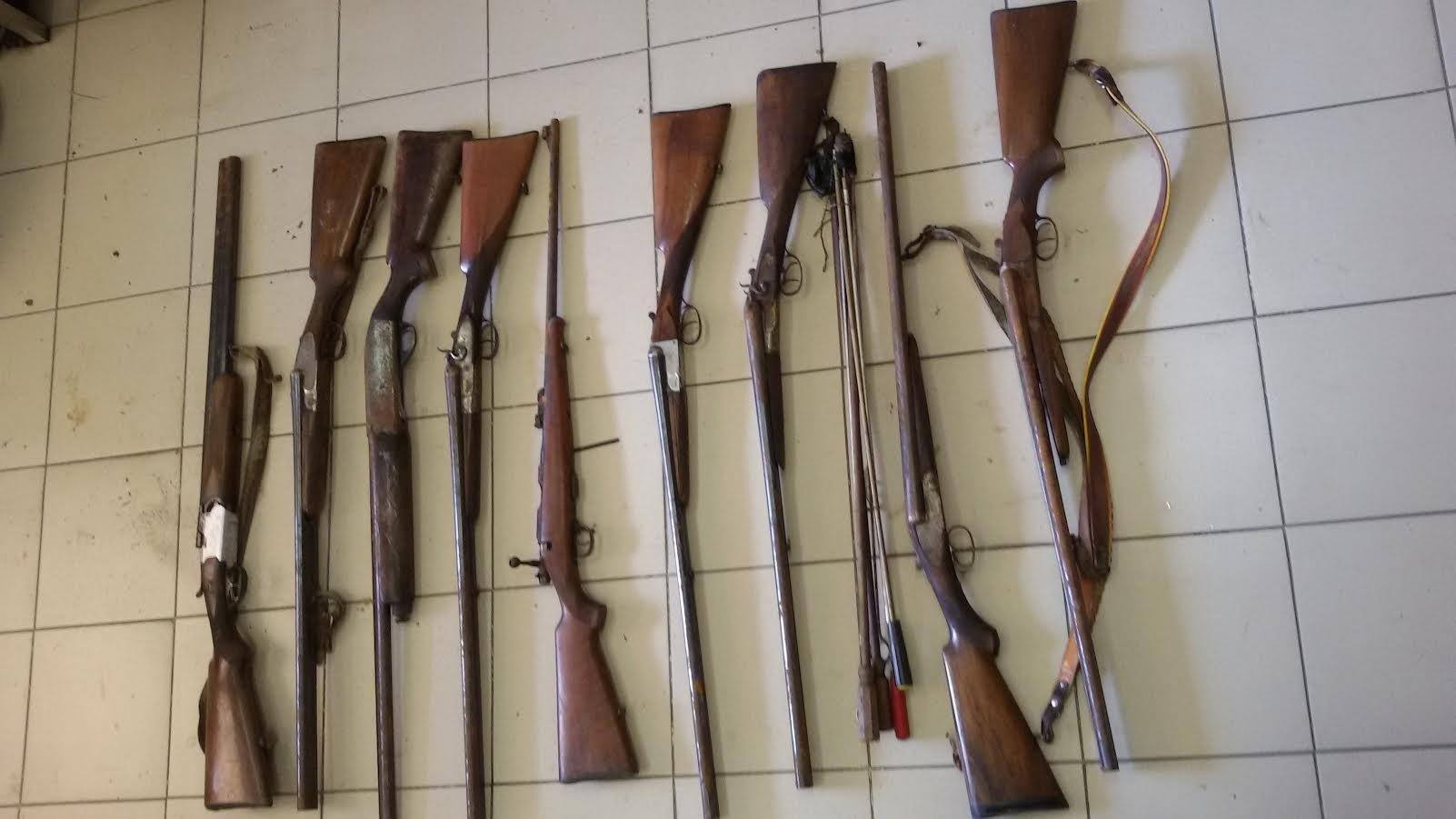 Nove fucili da caccia e automatici nascosti vicino al cimitero
