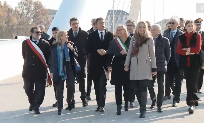 Gli elogi per il Meier e la Cittadella, i selfie e una firma per il luogo del cuore Fai: Matteo Renzi ad Alessandria [VIDEO]