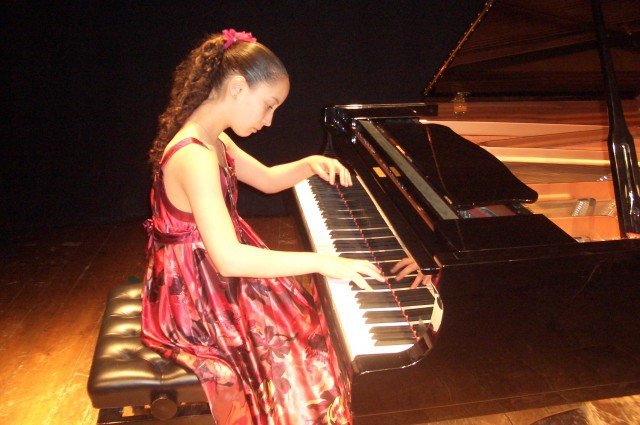 Il Teatro delle Muse di Terruggia il concerto della talentuosa pianista Gaia Sokoli