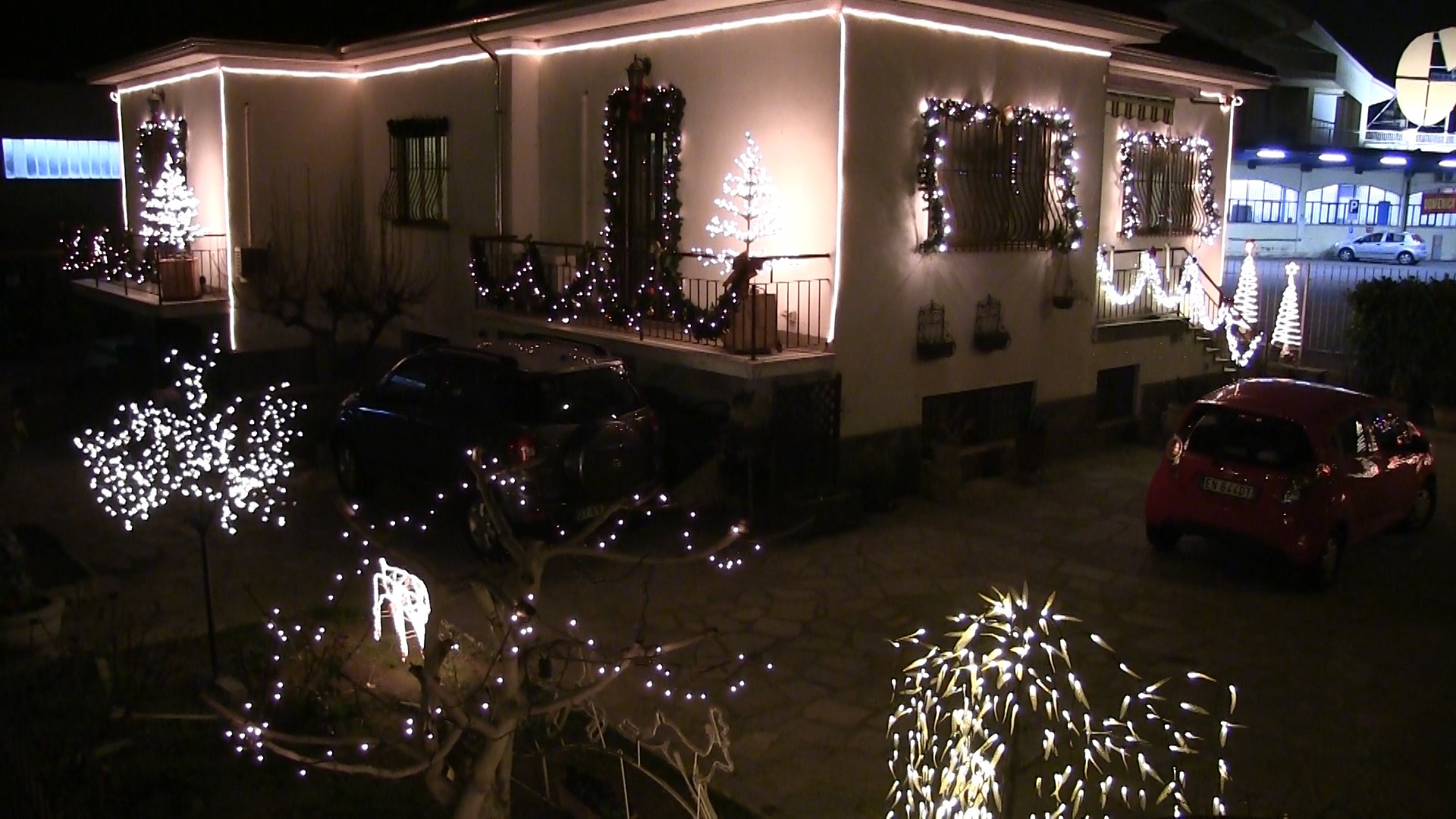“La casa degli Elfi”: luci e addobbi illuminano via Giordano Bruno
