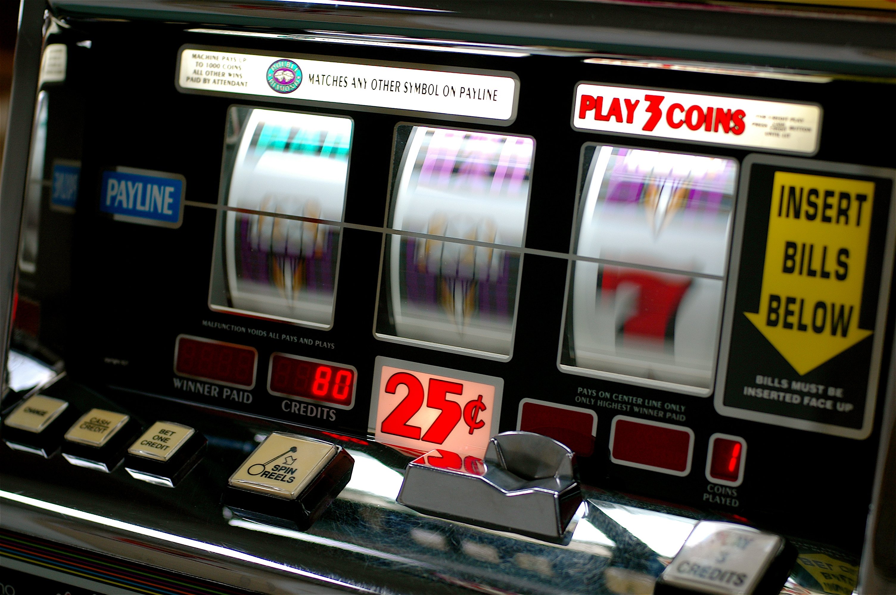 Porta via quasi 3 mila euro dalle slot machine: denunciato