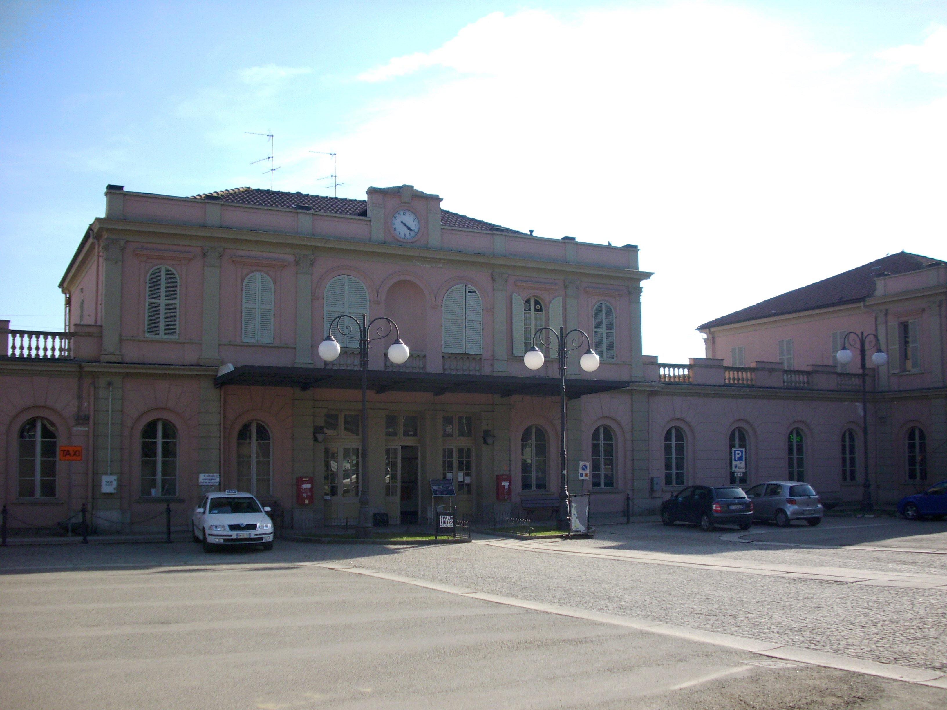 Prende a calci e pugni alcune vetrate della stazione di Acqui: arrestato dai Carabinieri