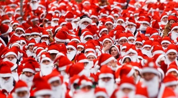 A Valenza l’atmosfera natalizia è a tinte rosse, torna la “Passeggiata dei Babbi Natale”