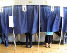 Scatta una foto nella cabina elettorale durante il referendum. Denunciata