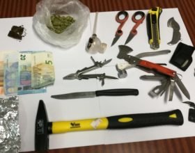 In macchina con droga, coltelli e oggetti atti allo scasso: due denunciati