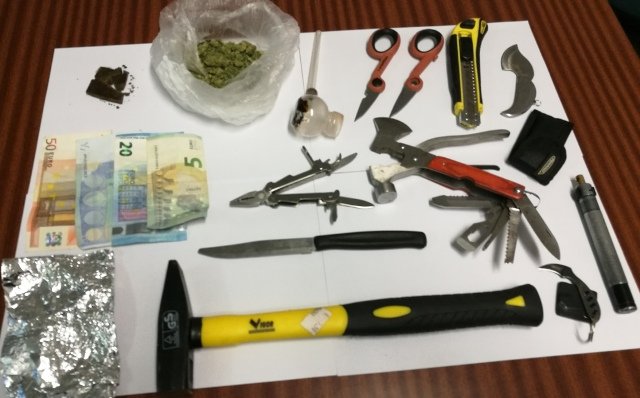 In macchina con droga, coltelli e oggetti atti allo scasso: due denunciati
