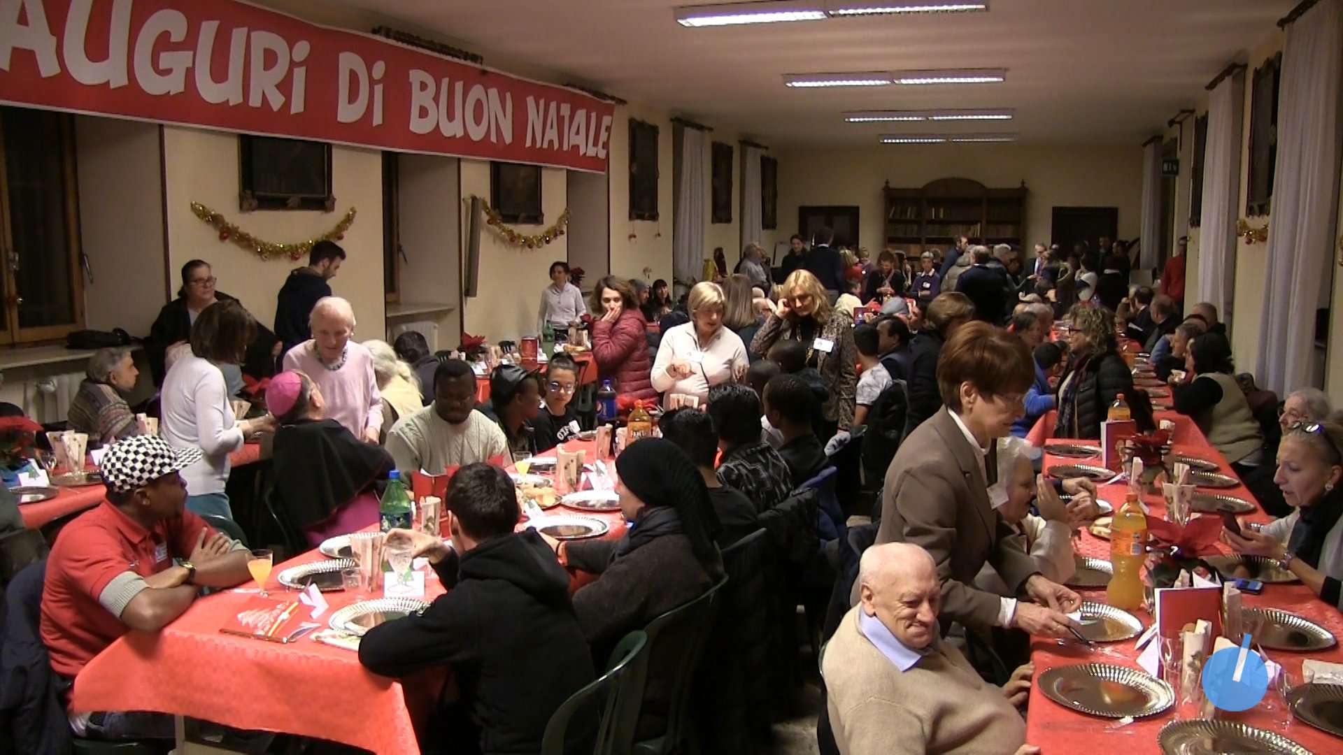 Una grande famiglia di oltre 200 persone per la cena di Natale dei poveri e degli anziani