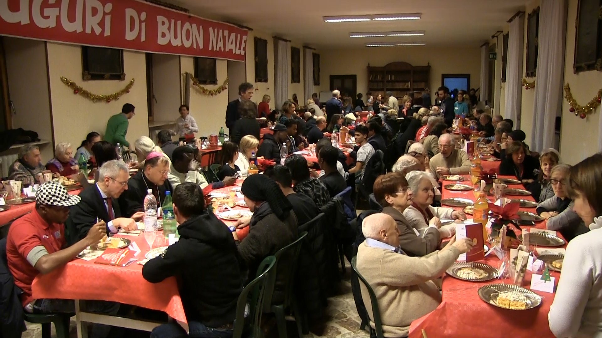 Una grande famiglia per la cena di Natale dedicata a poveri e anziani