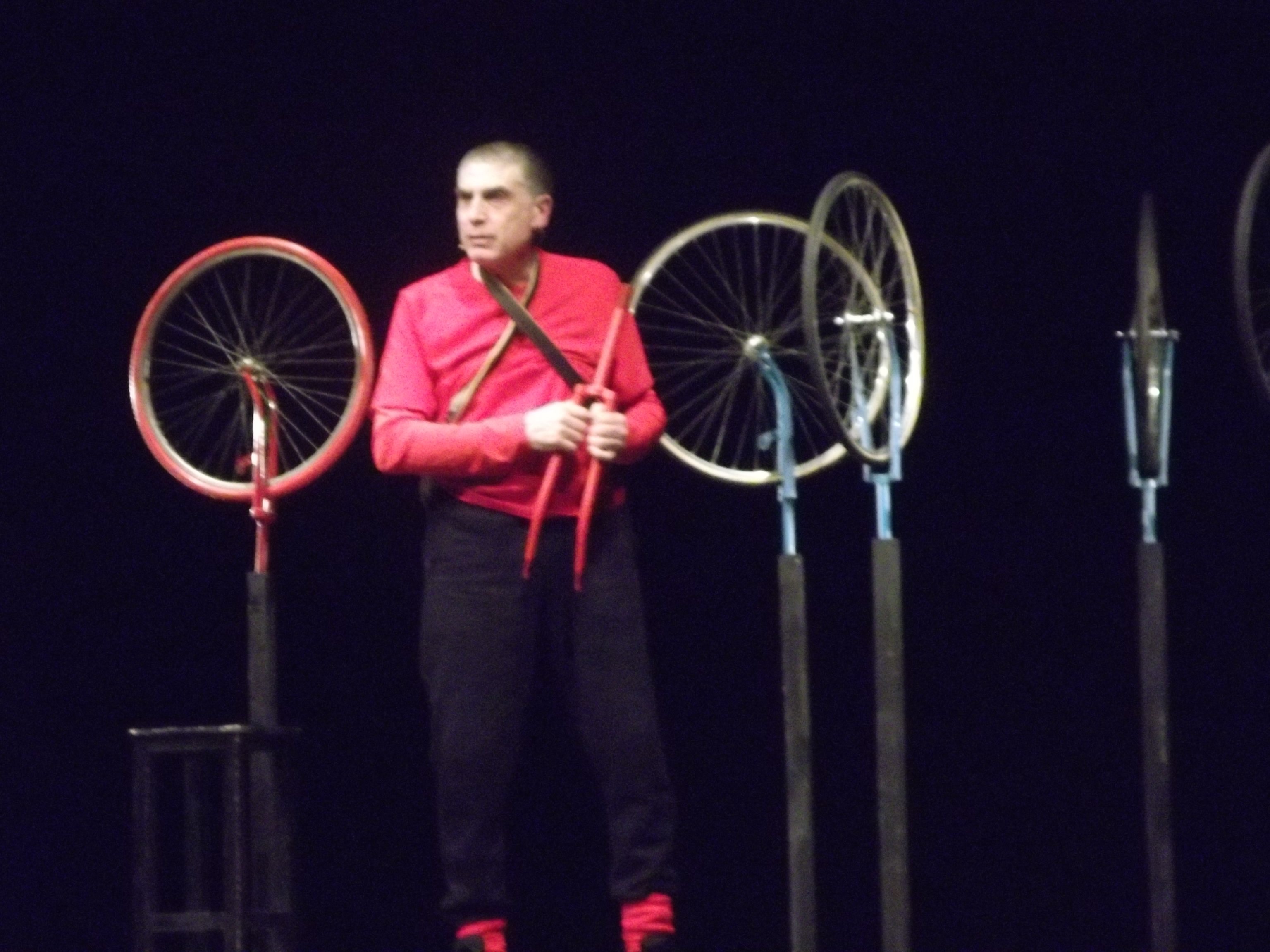 L’uomo, la bicicletta e il mito. Recensione de “Diavolo Rosso” al Teatro Sociale di Valenza