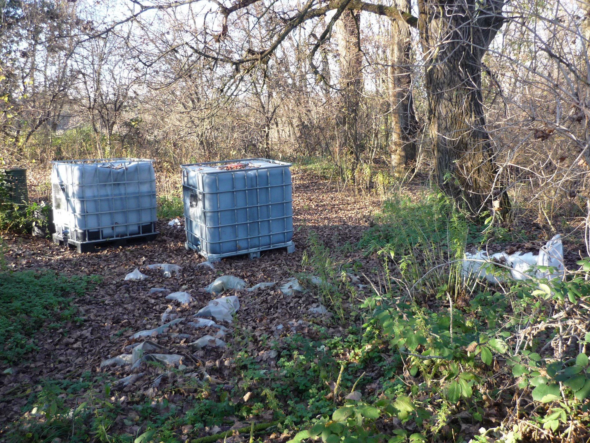 Quattro cisterne di plastica abbandonate nel Parco dello Scrivia