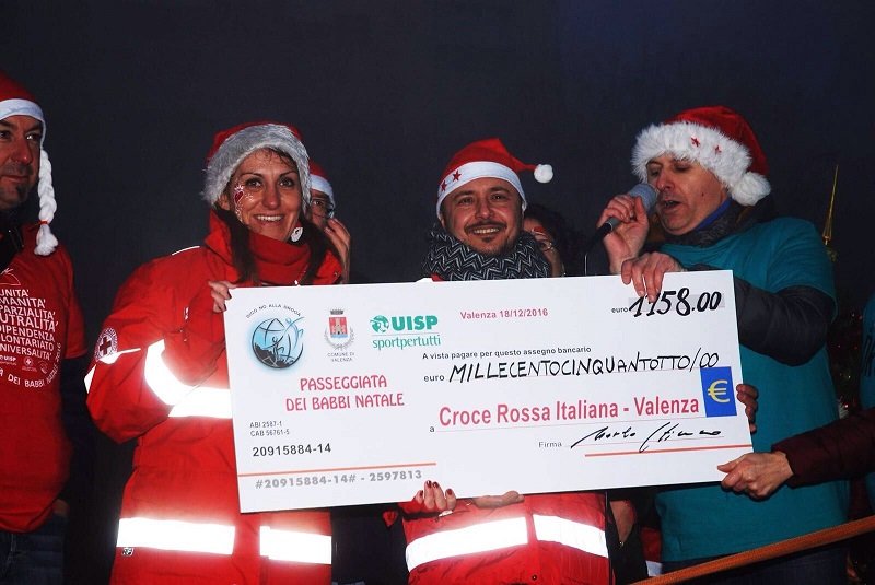 Raccolti più di 1000 euro alla Passeggiata dei Babbi Natale di Valenza