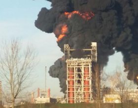 Le fiamme alla raffineria di Sannazzaro