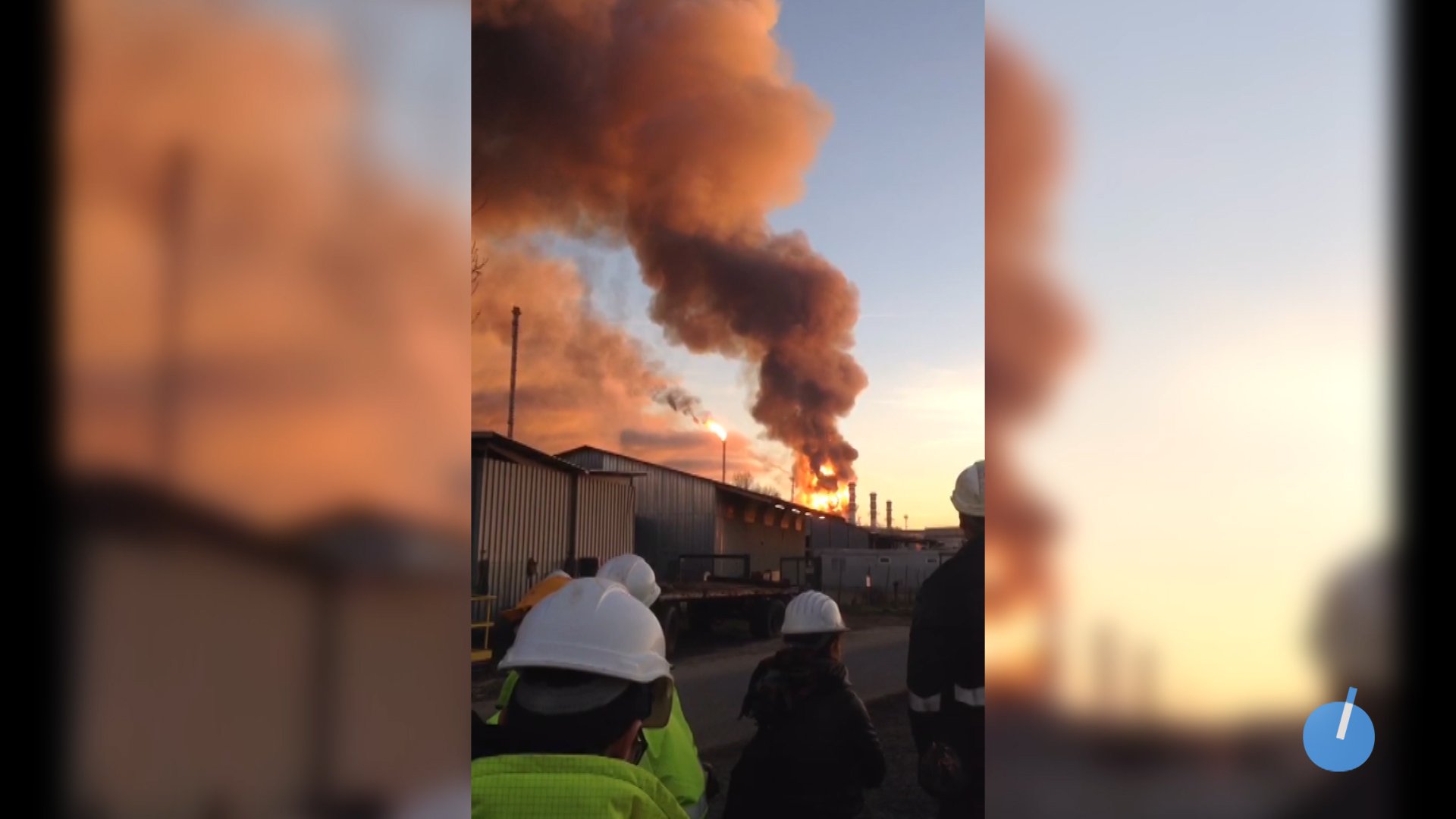 Le immagini dell’incendio alla raffineria da sotto lo stabilimento