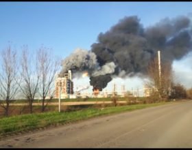 Le immagini dell’incendio alla raffineria
