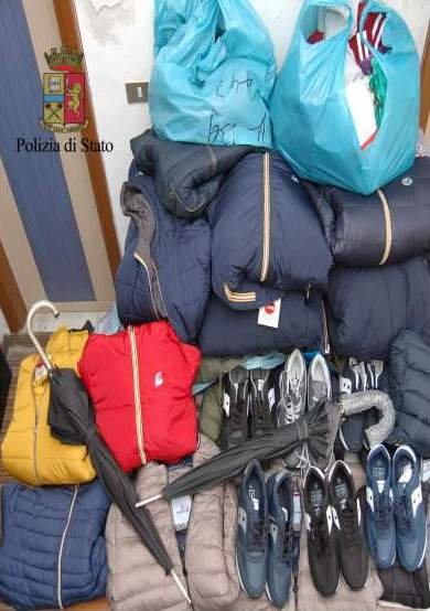 In macchina un centinaio di capi d’abbigliamento contraffatti: denunciato a Casale